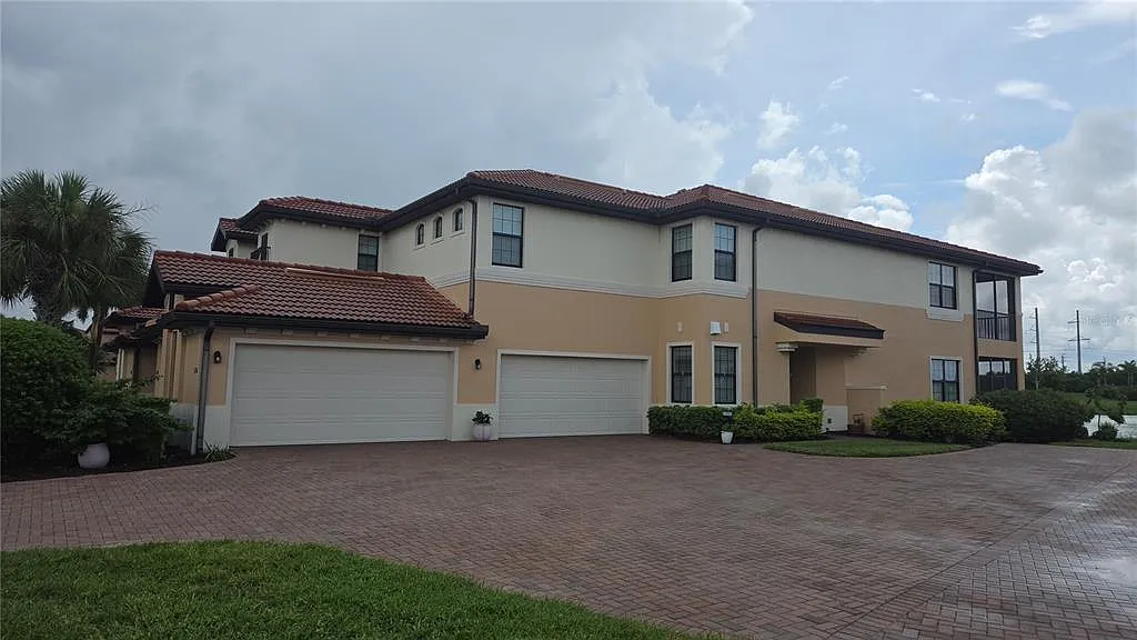 3 bed, 2.0 bath, 2569 sqft, $5,500 — Photo 1