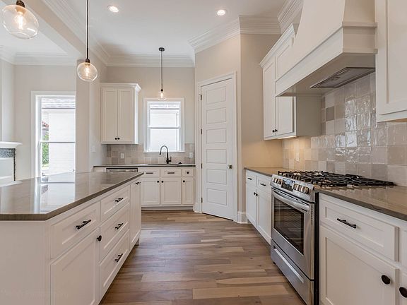 5th image of 204 Golden Cypress Dr