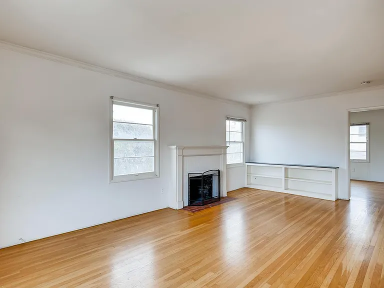 551 Fern Gln — Photo 3