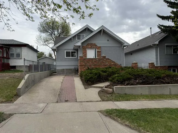 727 W 8th St S, Lethbridge, AB T1J 2K3