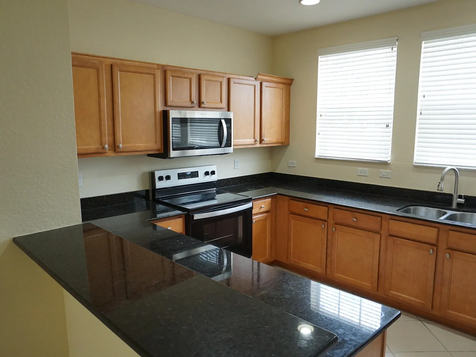 2 bed, 2.5 bath, 1448 sqft, $2,500 — Photo 2