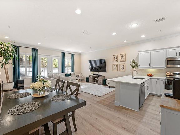3rd image of 3210 W HORATIO STREET #6