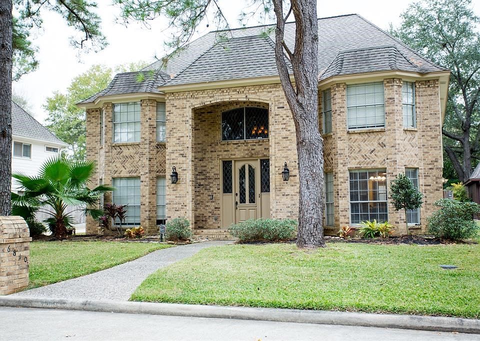 You will love this community. Champions Park is near the famous Champions Golf Club, fine restaurants, upscale shopping and hospitals and enjoys easy access to major thoroughfares