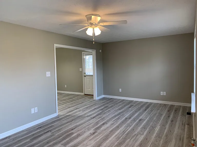 912 Pinoak Dr — Photo 2