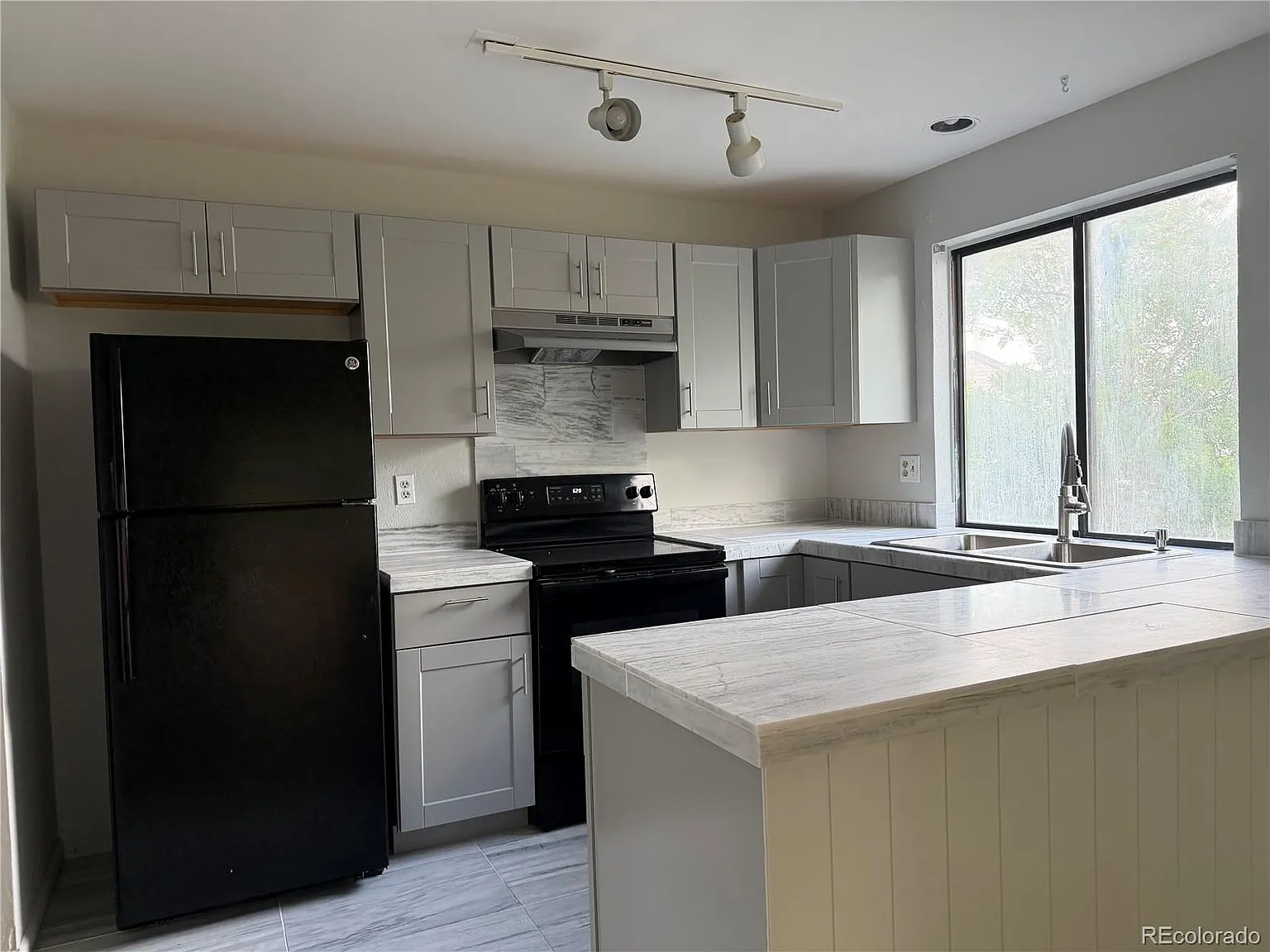 4 bed, 2.0 bath, 1740 sqft, $2,850 — Photo 2