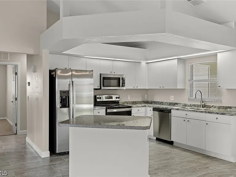 3919 SW 14th Ave — Photo 9