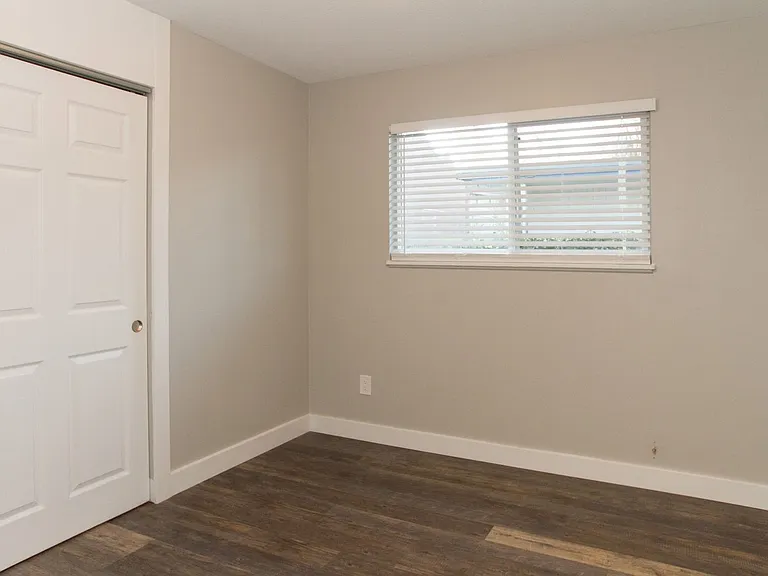 2600 NE Lombard St — Photo 8