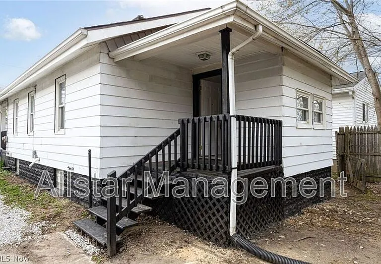 961 Wyley Ave — Photo 2
