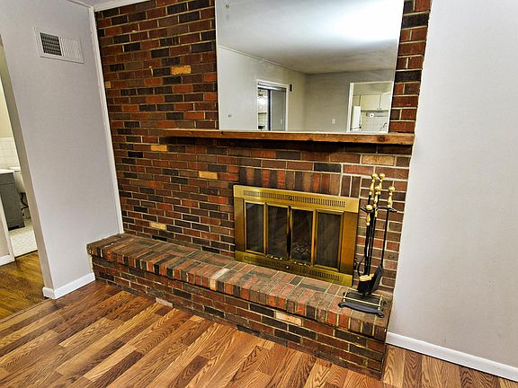 3rd image of 915 Dyerdown Ave