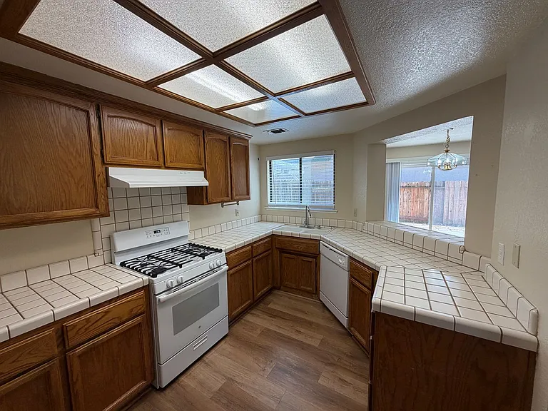 8801 Mohamed Cir — Photo 7