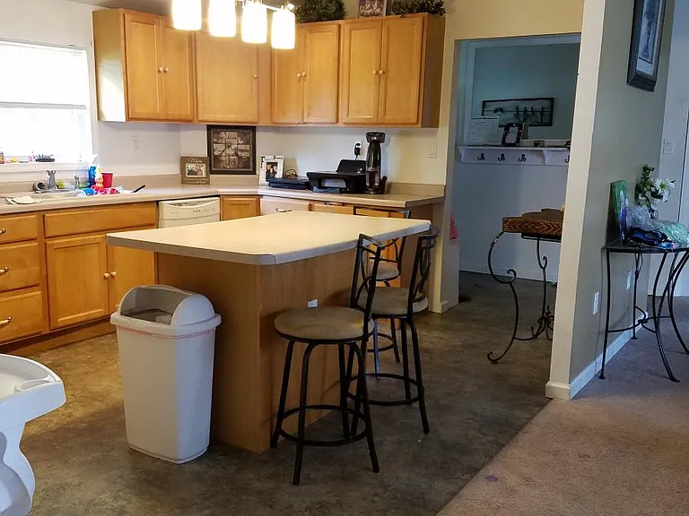 2210 Mallard Dr — Photo 3