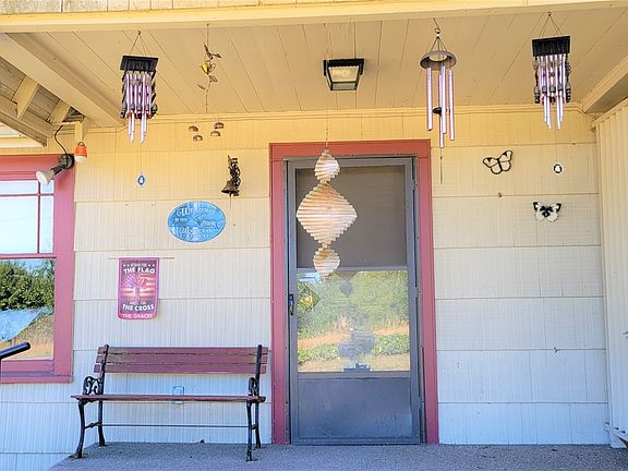 Covered front porch.>