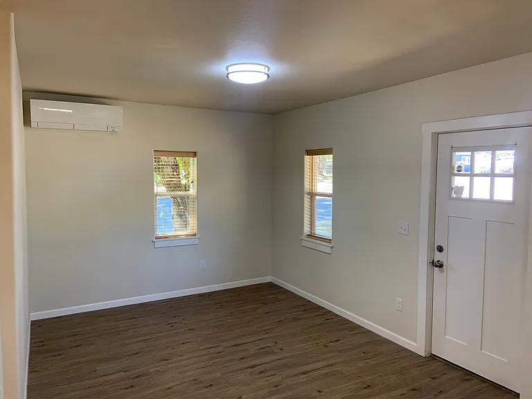 702 College St — Photo 5
