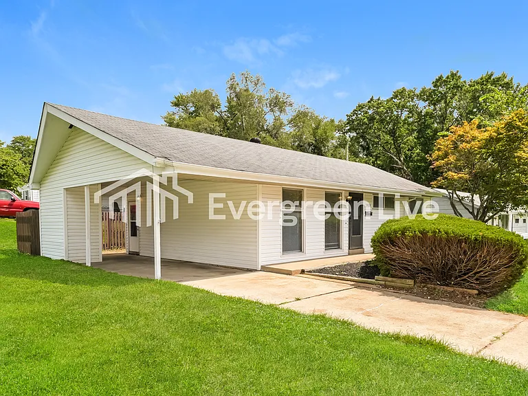 1820 Clover Ln — Photo 2