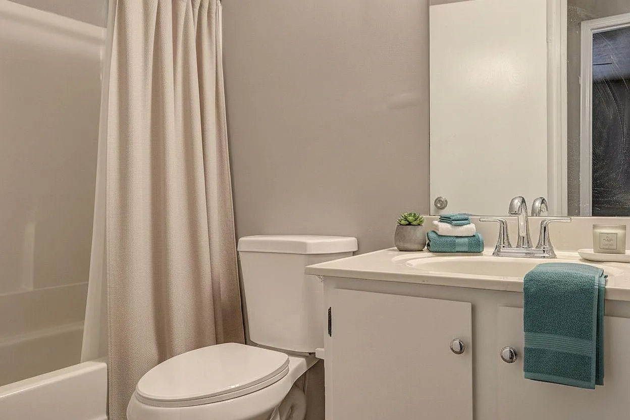 4 bed, 2.0 bath, 1600 sqft, $957 — Photo 3