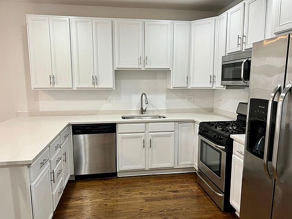 3rd image of 1535 W Chestnut St Floor 2