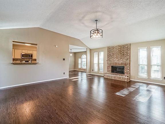 5th image of 1309 Oak Hollow Dr