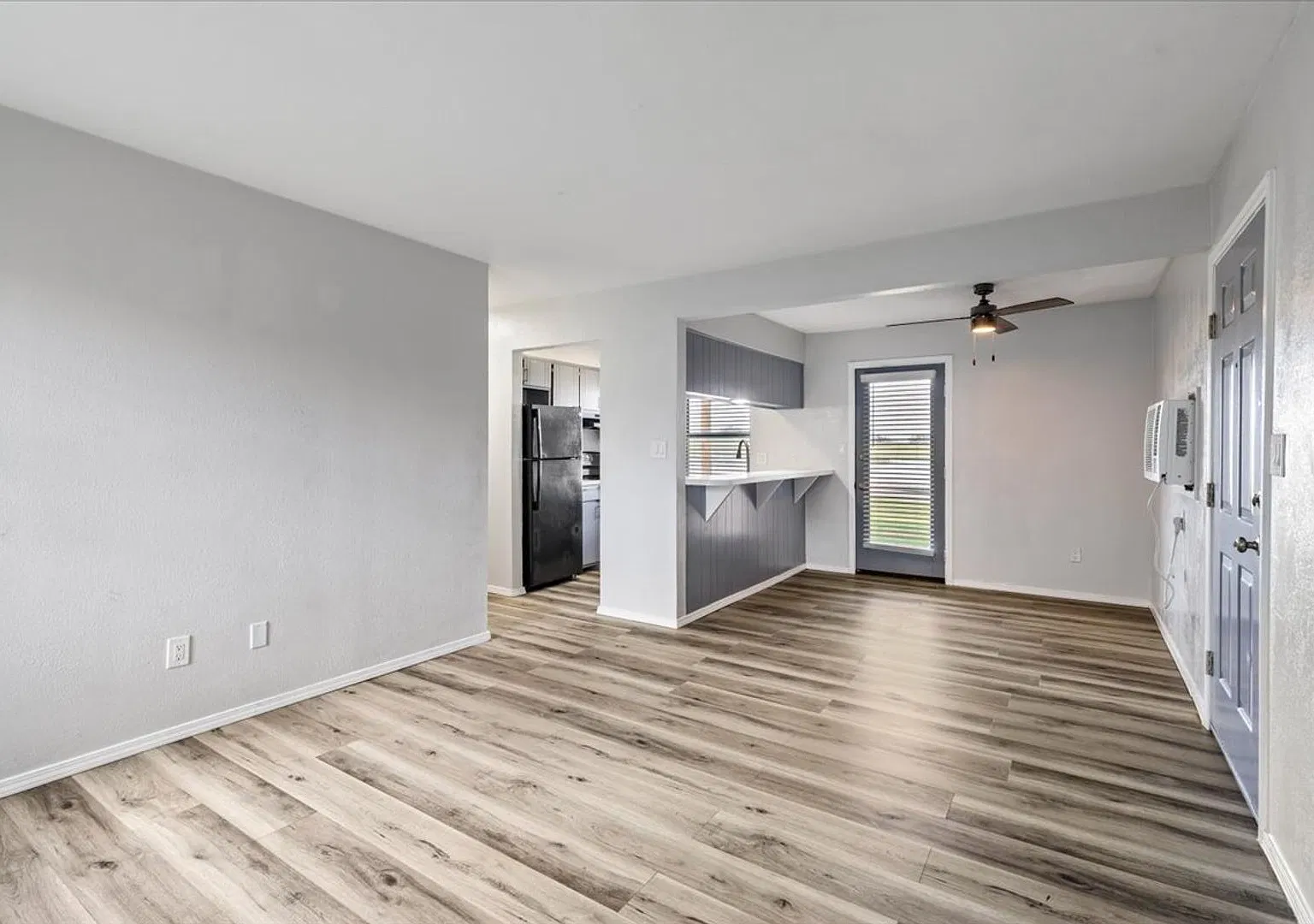 Beautifully Renovated 1Bed /1Bath Apartment Home — Photo 2
