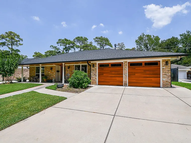 922 Chantilly Ln — Photo 2