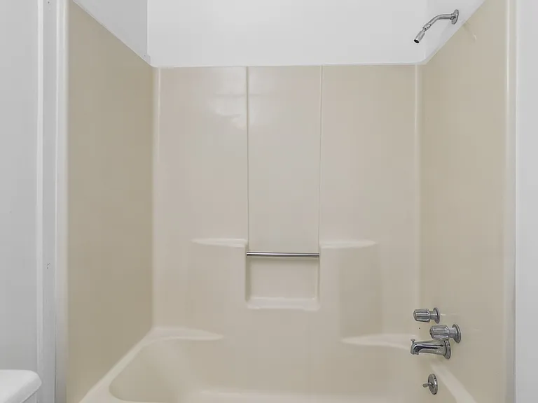 Wehnwood Court Apartments — Photo 31