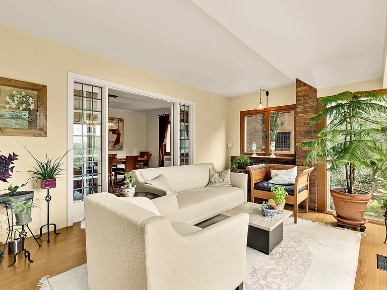 3111 Chain Bridge Rd NW — Photo 8