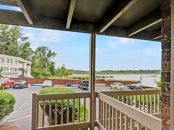 5th image of 4050 W Lake Sammamish Pkwy NE Unit 204