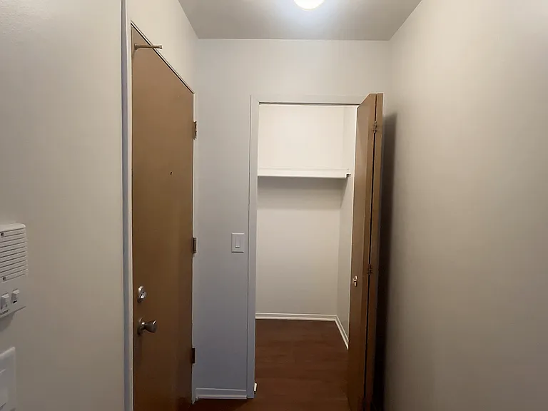 Lakeside Village Apartments — Photo 122