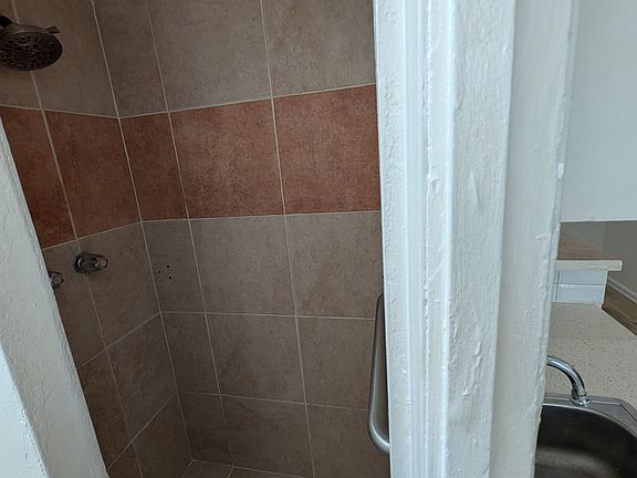 4th image of 650 S Cochran Ave APT 6