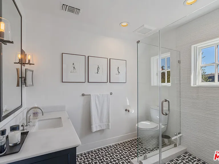 560 S Bronson Ave #A — Photo 51