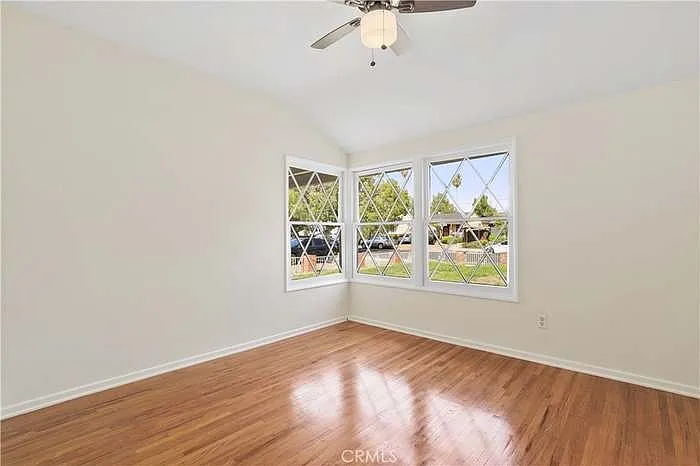 10025 Burnet Ave — Photo 20