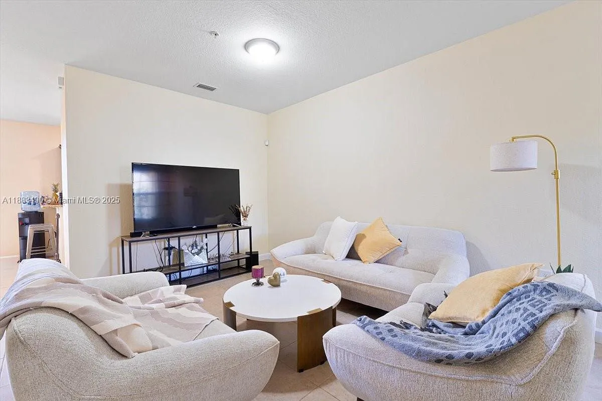 3 bed, 1750 sqft, $3,250 — Photo 4