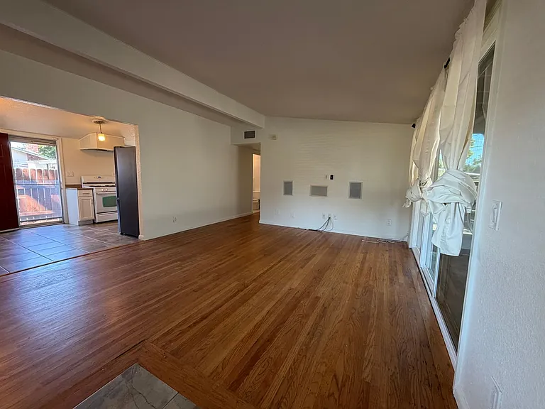 8945 Fashion Dr — Photo 14