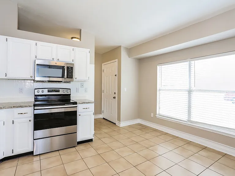 8241 Dover Cliff Ct — Photo 8