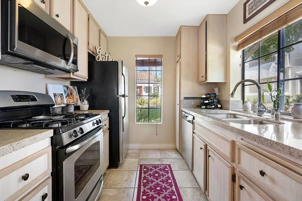 2 bed, 2.0 bath, $5,625 — Photo 2