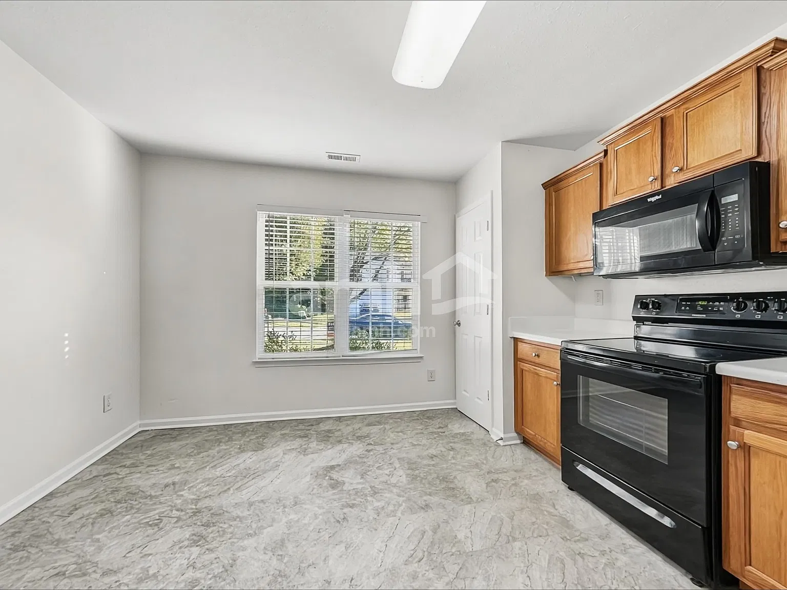 3 bed, 2.5 bath, 1675 sqft, $1,985 — Photo 3