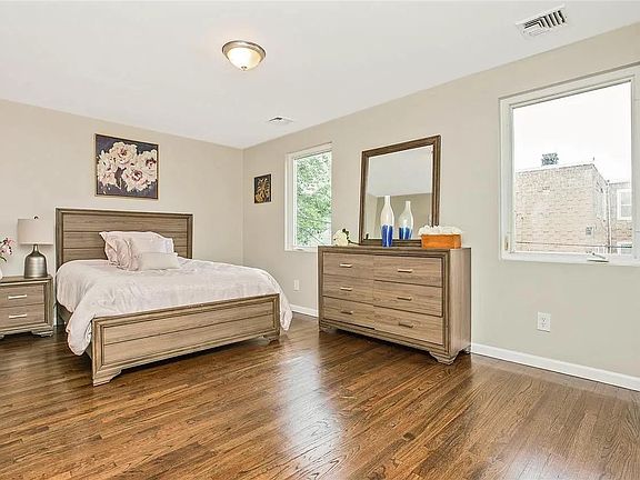 4th image of 110A Oak St #2