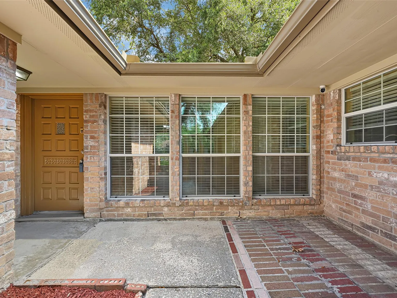 3 bed, 2.0 bath, 1399 sqft, $2,000 — Photo 2