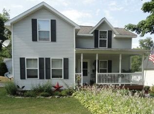 328 W 1st St, Monticello, IA 52310