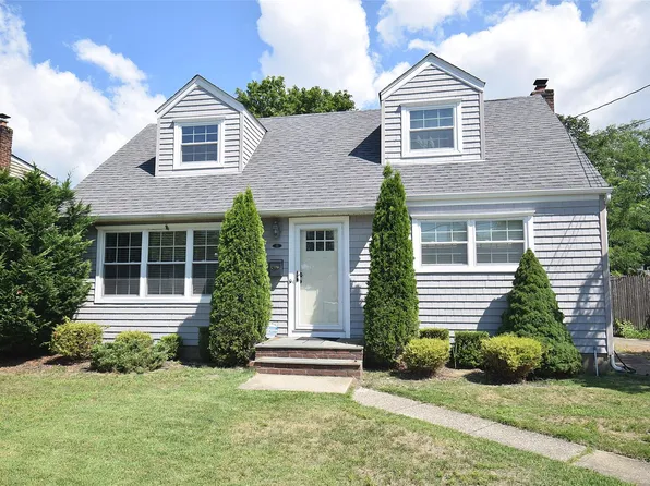 73 N Kings Avenue, Massapequa, NY 11758