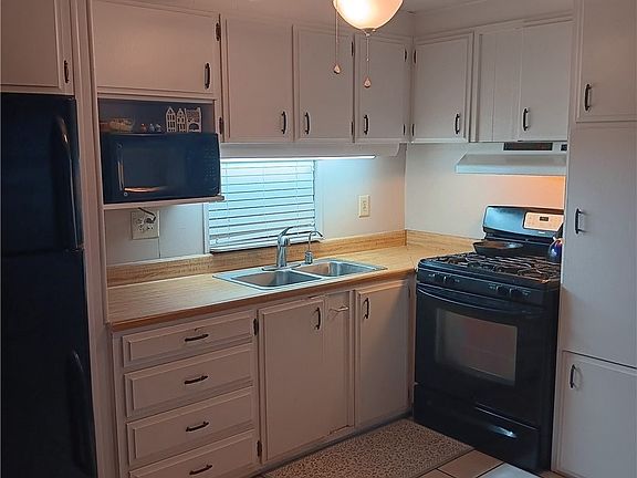 2nd image of 575 S Lyon Ave #142