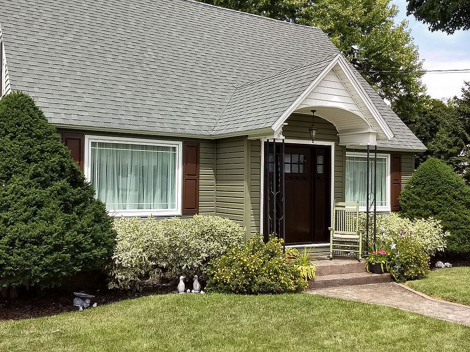 2nd image of 104 Woolsey St