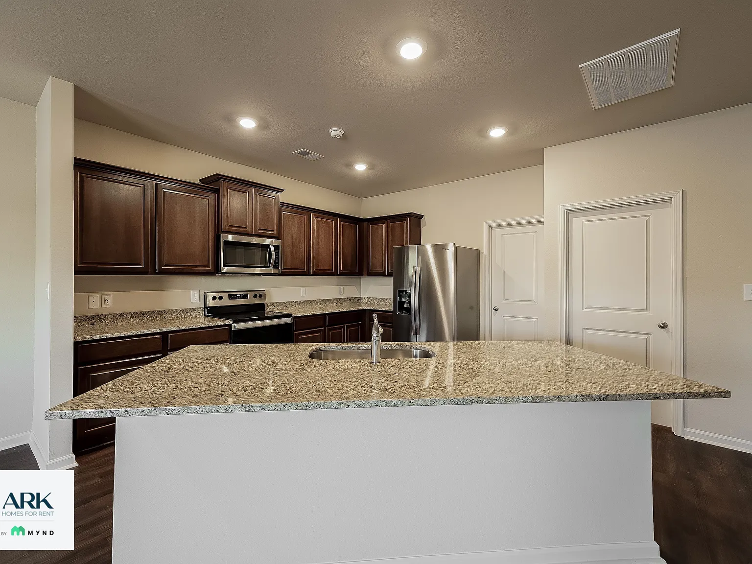 3 bed, 2.0 bath, 1601 sqft, $1,435 — Photo 4