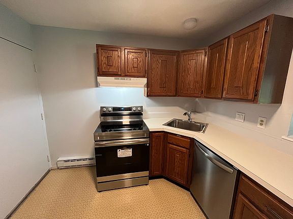 85 Wellington,
Kitchen with new Electric Range and Dishwasher.