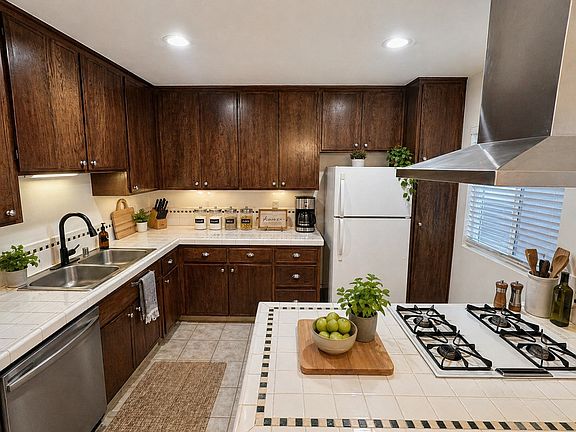3rd image of 1743 Glendon Ave APT 103