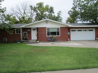1223 Ridgewood Dr, Garden City, KS 67846