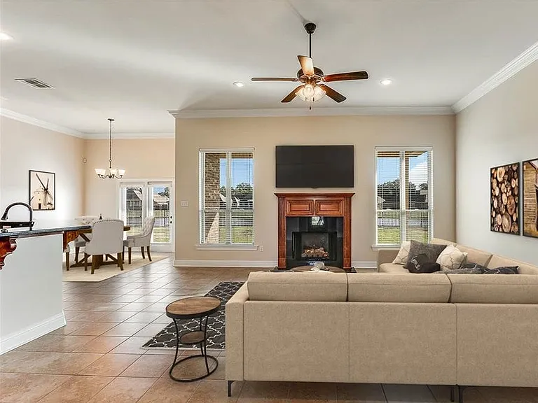 4576 Stonewall Dr — Photo 3