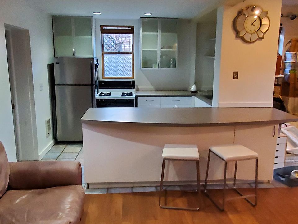 Open Kitch. w/window - Gas Stove, Breakfast Bar