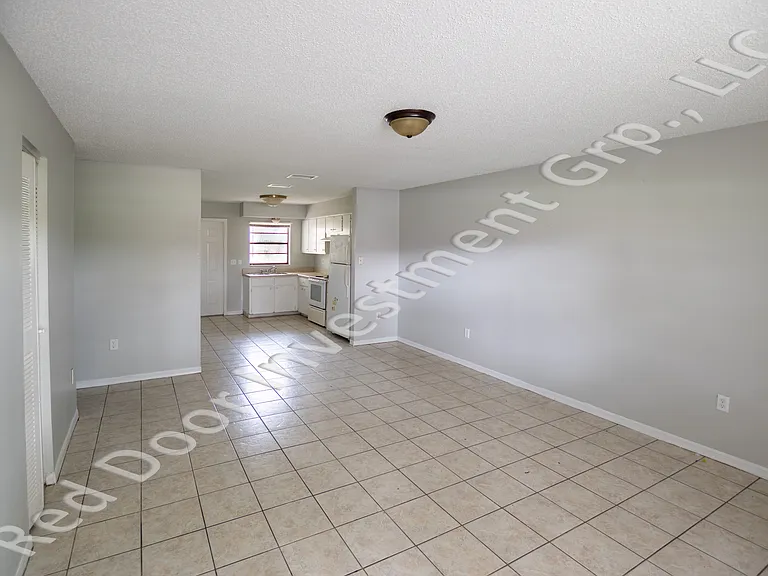 1127 Beecher St — Photo 4