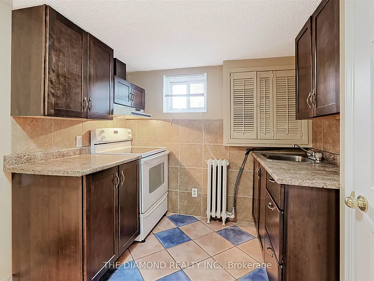 3927 Bloor St W — Photo 32