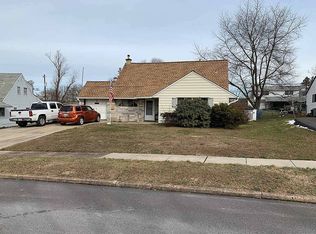9 Harp Rd, Levittown, PA 19056